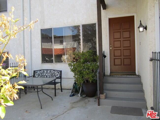 5275 Colodny Dr in Agoura Hills, CA - Building Photo - Building Photo