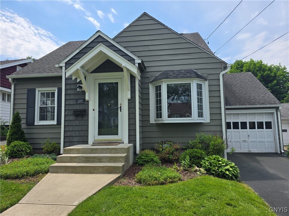 320 Plymouth Dr in Syracuse, NY - Building Photo