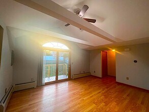 877 Homestead Ave, Unit 2 in Holyoke, MA - Foto de edificio - Building Photo