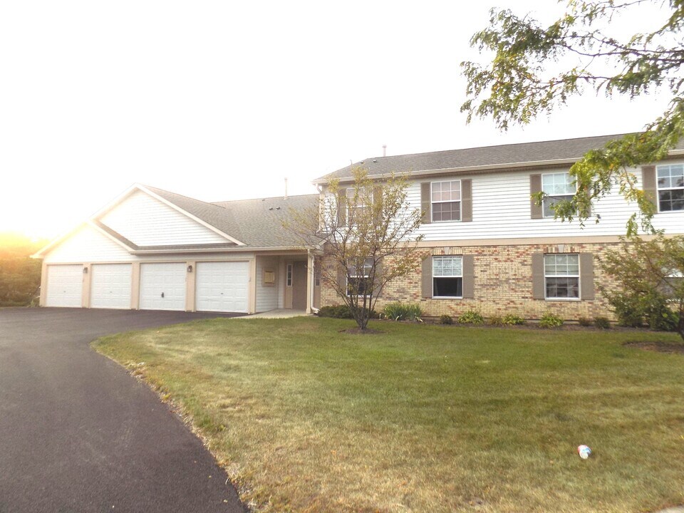 1303 N Red Oak Cir in Round Lake Beach, IL - Building Photo