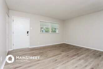 243 Howard Dr in Ballwin, MO - Foto de edificio - Building Photo