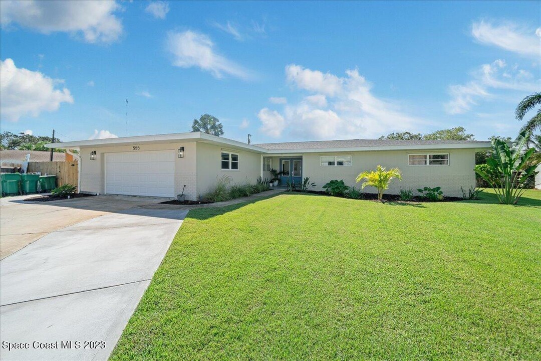 555 Norwood Ct in Satellite Beach, FL - Building Photo