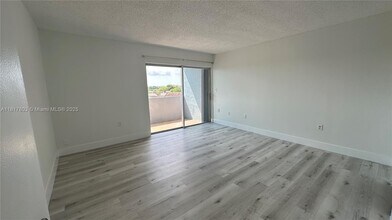 9359 Fontainebleau Blvd in Miami, FL - Building Photo - Building Photo