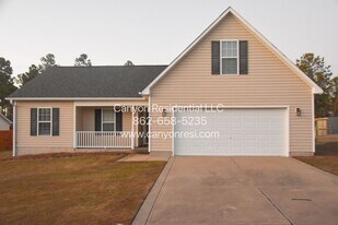 658 Copper Creek Dr in Raeford, NC - Building Photo