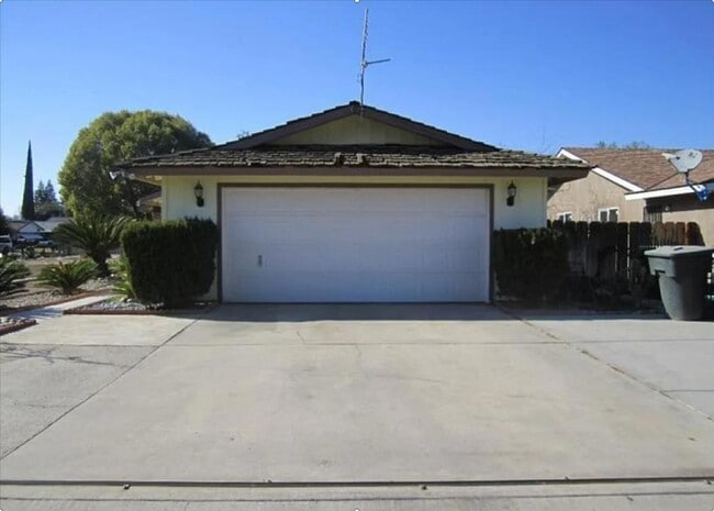 2100 Tomah Ave in Porterville, CA - Building Photo - Building Photo