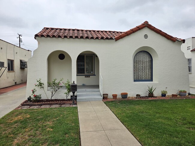 property at 1424 E Poinsettia St