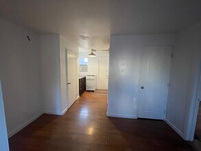 18548 Arminta St in Reseda, CA - Foto de edificio - Building Photo