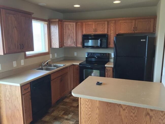 1723 Torrey Pines Dr in Brookings, SD - Building Photo - Building Photo