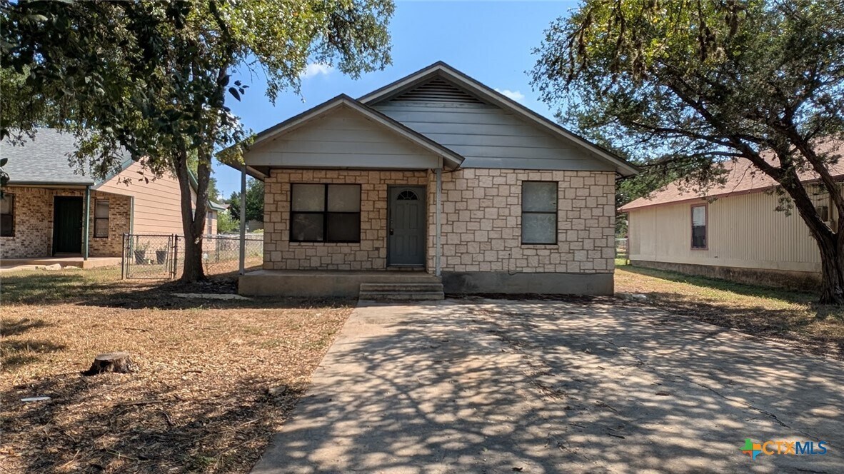 1106 Dartmouth Ave in San Marcos, TX - Building Photo
