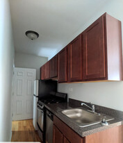 949 W Cornelia Ave, Unit 949-1D in Chicago, IL - Building Photo - Building Photo