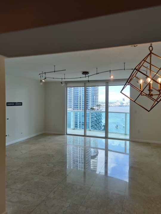 31 SE 5th St, Unit 2306 in Miami, FL - Building Photo