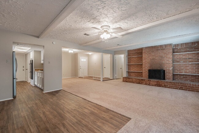 6015 Knotty Post Ln in Spring, TX - Foto de edificio - Building Photo