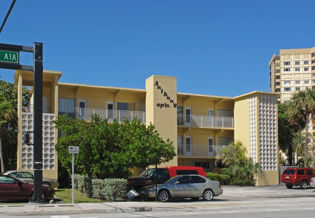 1229 S Ocean Blvd in Pompano Beach, FL - Foto de edificio - Building Photo