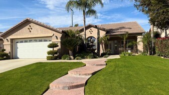 10704 Vista Bonita Dr in Bakersfield, CA - Building Photo