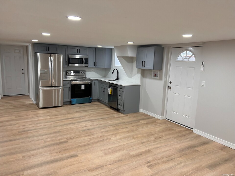 660 Great Neck Rd in Copiague, NY - Building Photo