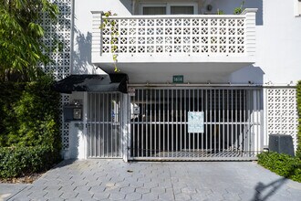 Twin Towers Condo in Miami Beach, FL - Foto de edificio - Building Photo