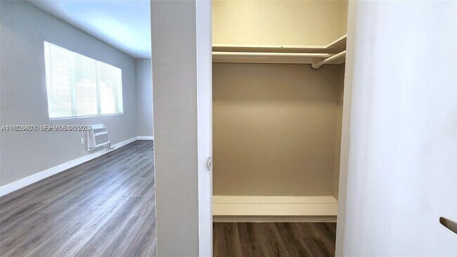 934 Meridian Ave in Miami Beach, FL - Foto de edificio - Building Photo