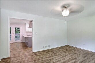 46 Coopers Glen Dr SW in Mableton, GA - Foto de edificio - Building Photo