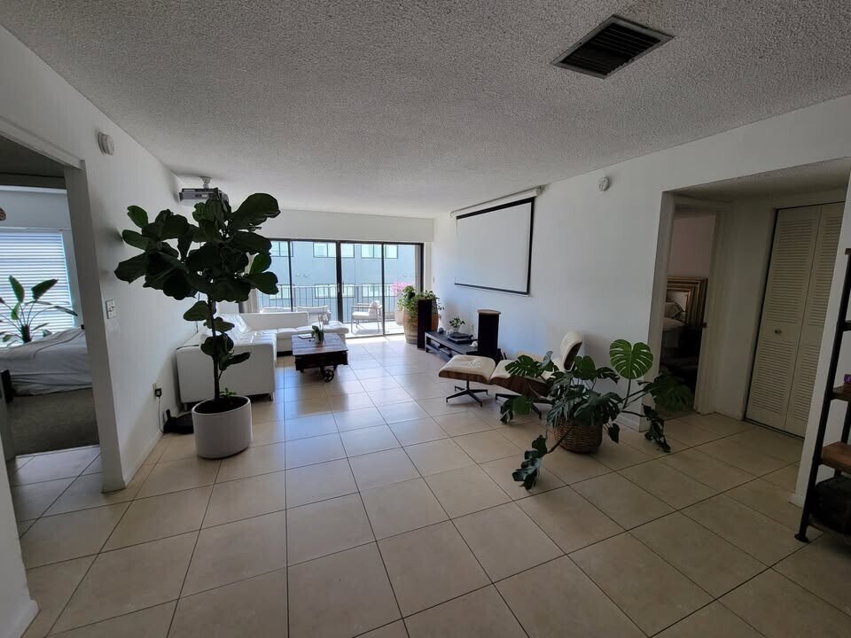 575 Crandon Blvd, Unit 504 in Key Biscayne, FL - Building Photo