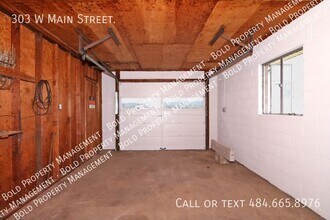 303 W Main St in Fredericksburg, PA - Foto de edificio - Building Photo