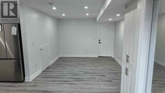 3 Wimbledon Ct in Whitby, ON - Building Photo