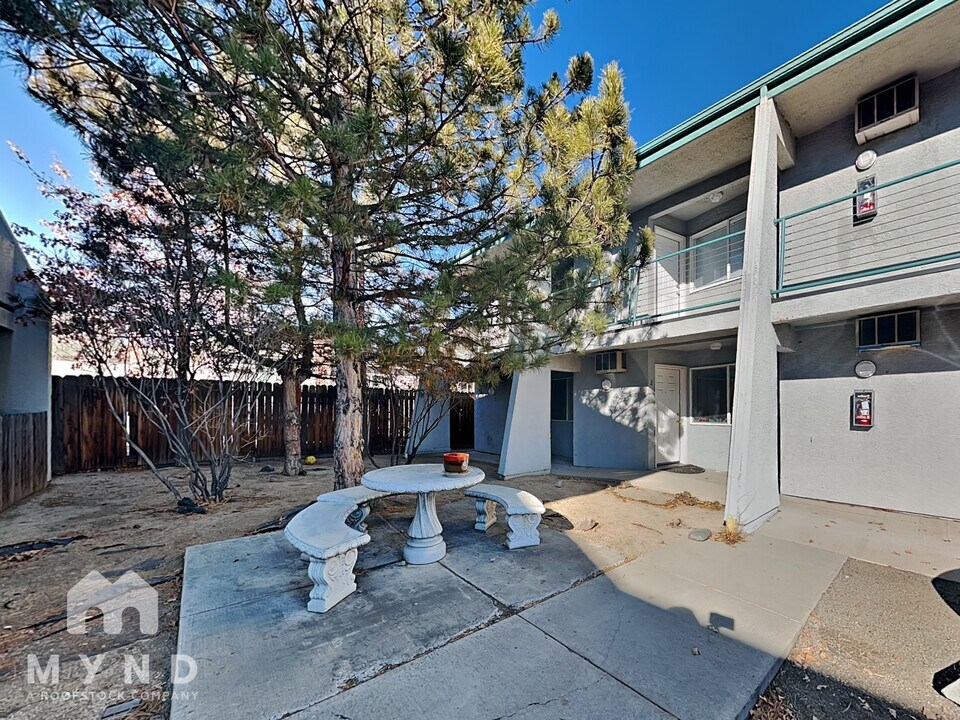 950 Berrum Ln in Reno, NV - Building Photo