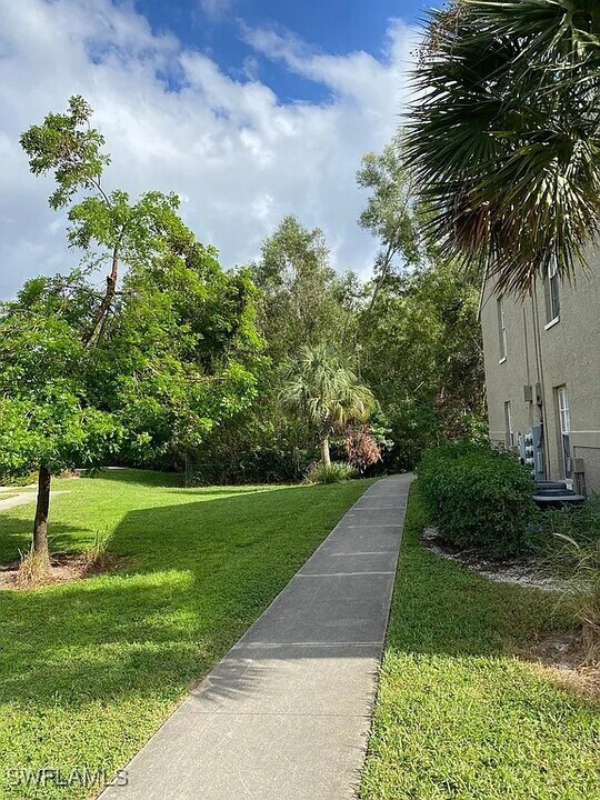 190 Santa Clara Dr in Naples, FL - Building Photo