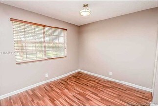 8734 SW 3rd St-Unit -2A in Pembroke Pines, FL - Foto de edificio - Building Photo