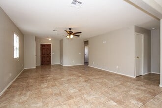 2081 E Paso Fino Dr in San Tan Valley, AZ - Foto de edificio - Building Photo