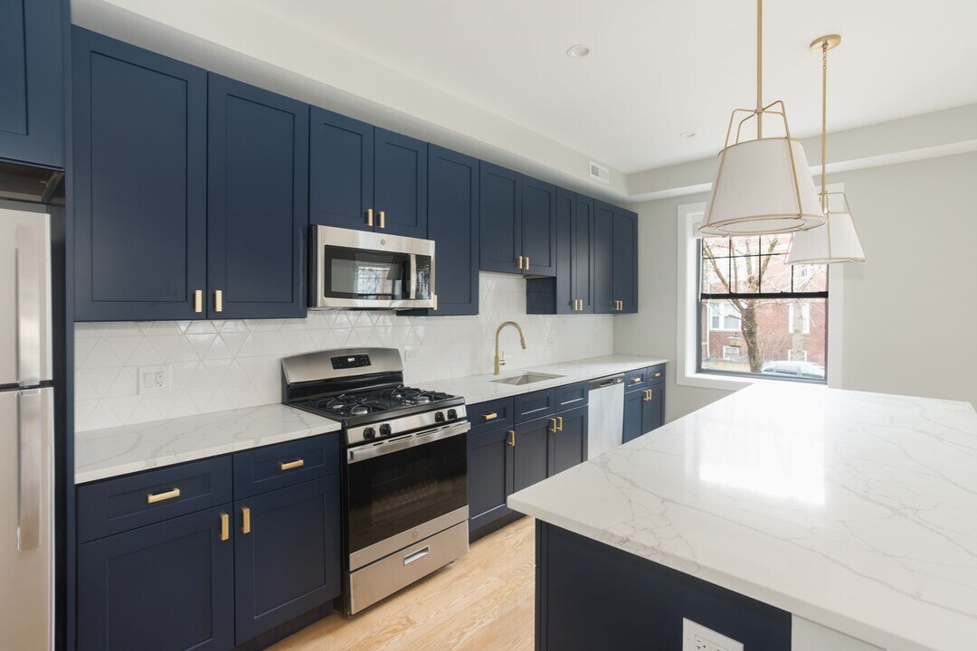 2020 W Montrose Ave, Unit 2B in Chicago, IL - Building Photo