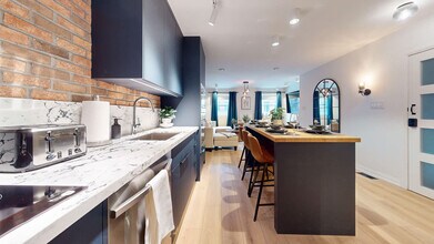 1010 Queen St E in Toronto, ON - Building Photo - Building Photo