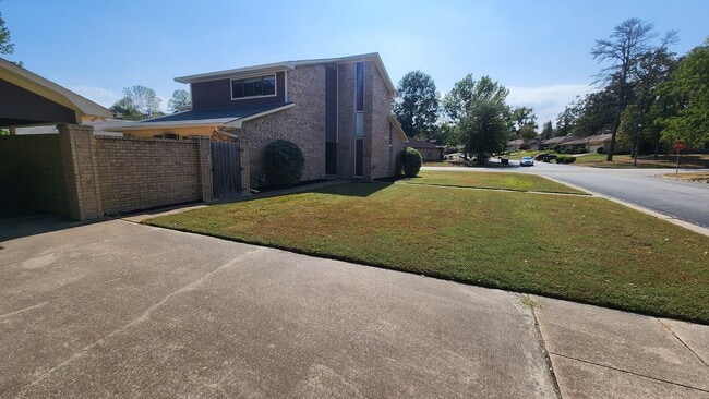 2320 Aberdeen Dr