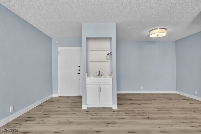 property at 725 N Royal Crest Cir