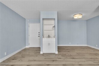 725 N Royal Crest Cir in Las Vegas, NV - Building Photo - Building Photo