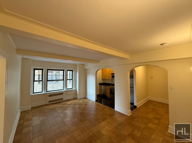 AMAZING ONE BEDROOM APARTMENT!! AMAZING DE in New York, NY - Building Photo - Building Photo