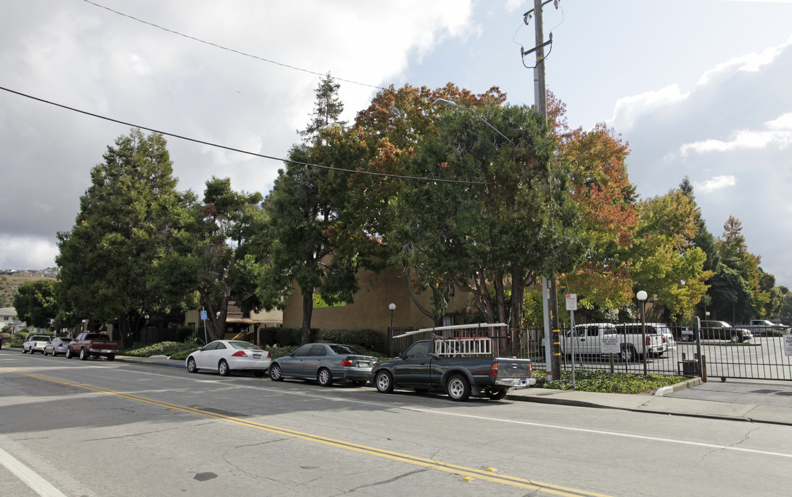 Snooty Fox Apartments in San Leandro, CA - Building Photo