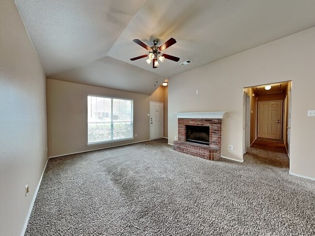 2025 Hollow Creek Dr in Dallas, TX - Building Photo - Building Photo