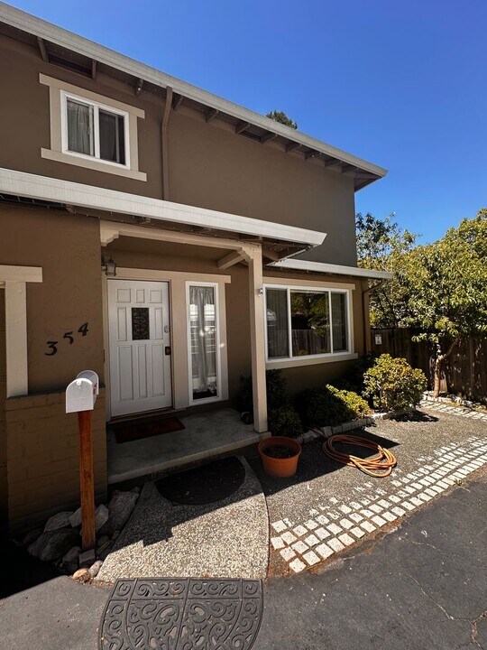 354 Northumberland Ave, Unit 354 in Redwood City, CA - Building Photo