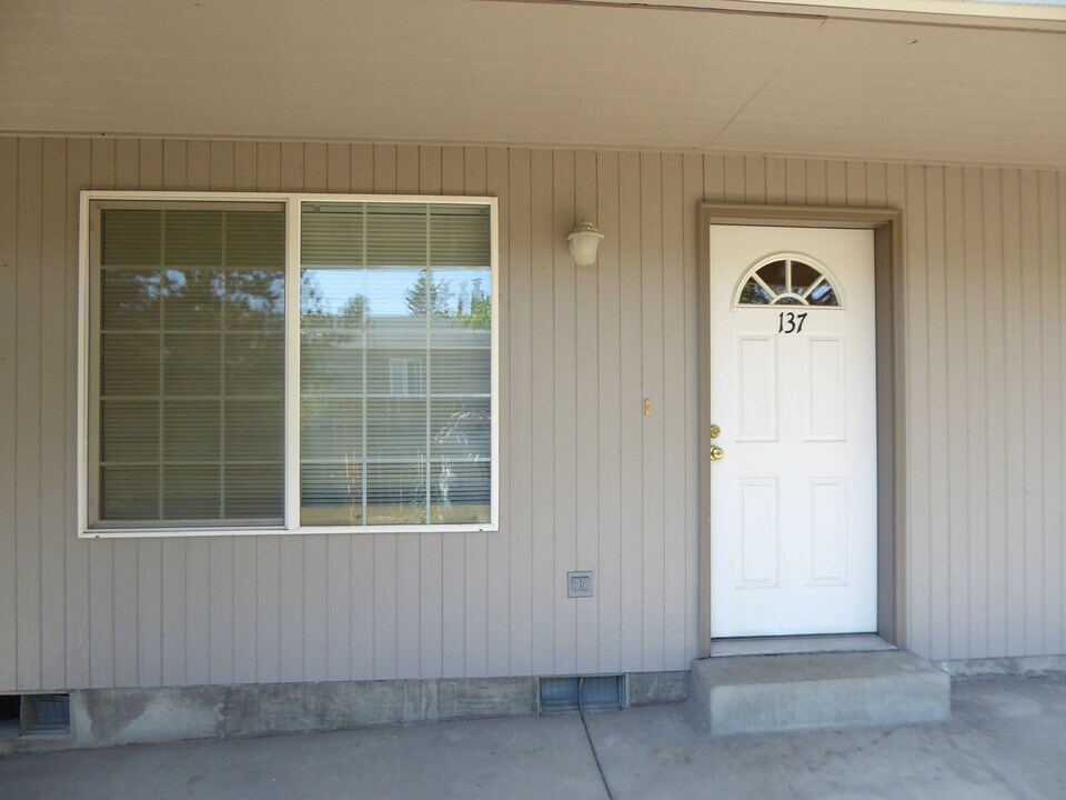 137 Zephyr Ct in Roseburg, OR - Building Photo