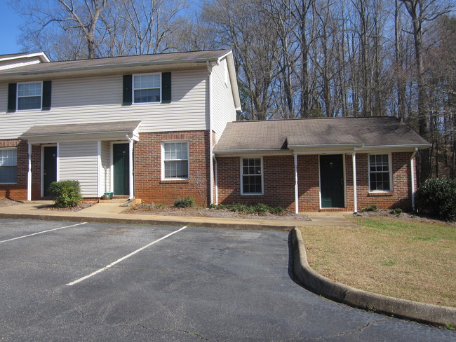 Shoals Pointe in Ware Shoals, SC - Foto de edificio - Building Photo