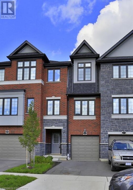 25 Sportsman Hill St in Kitchener, ON - Building Photo