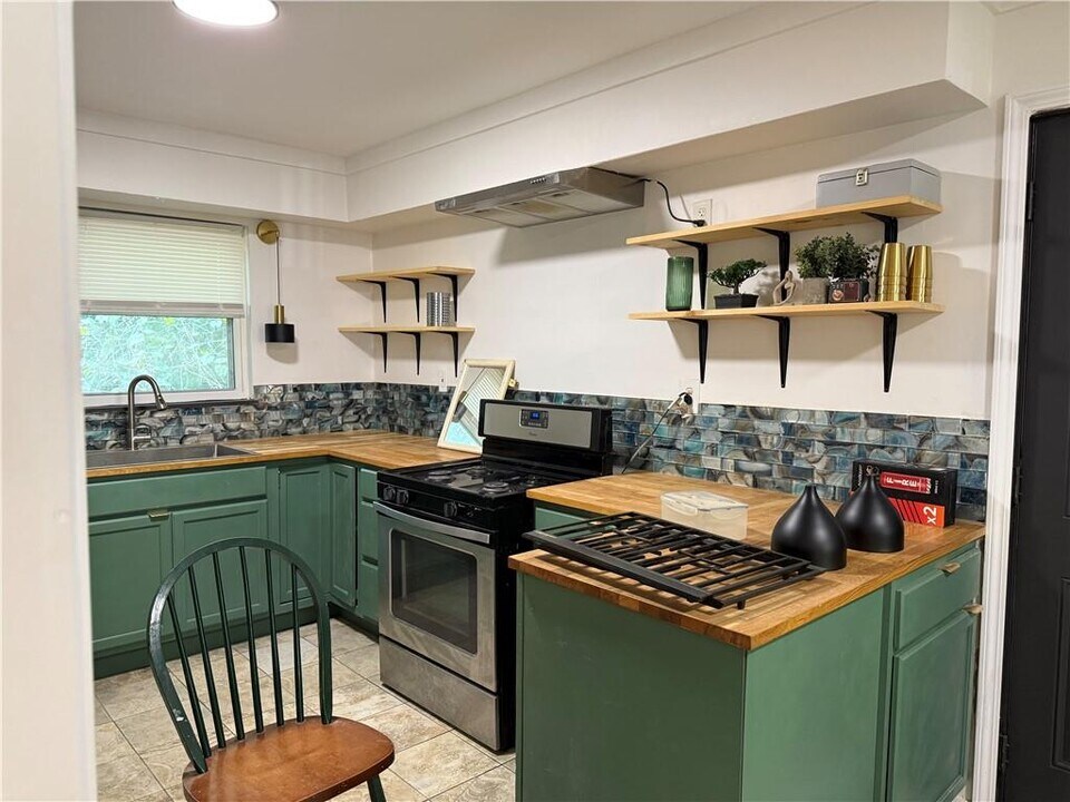 2352 Englewood Dr in East Point, GA - Building Photo