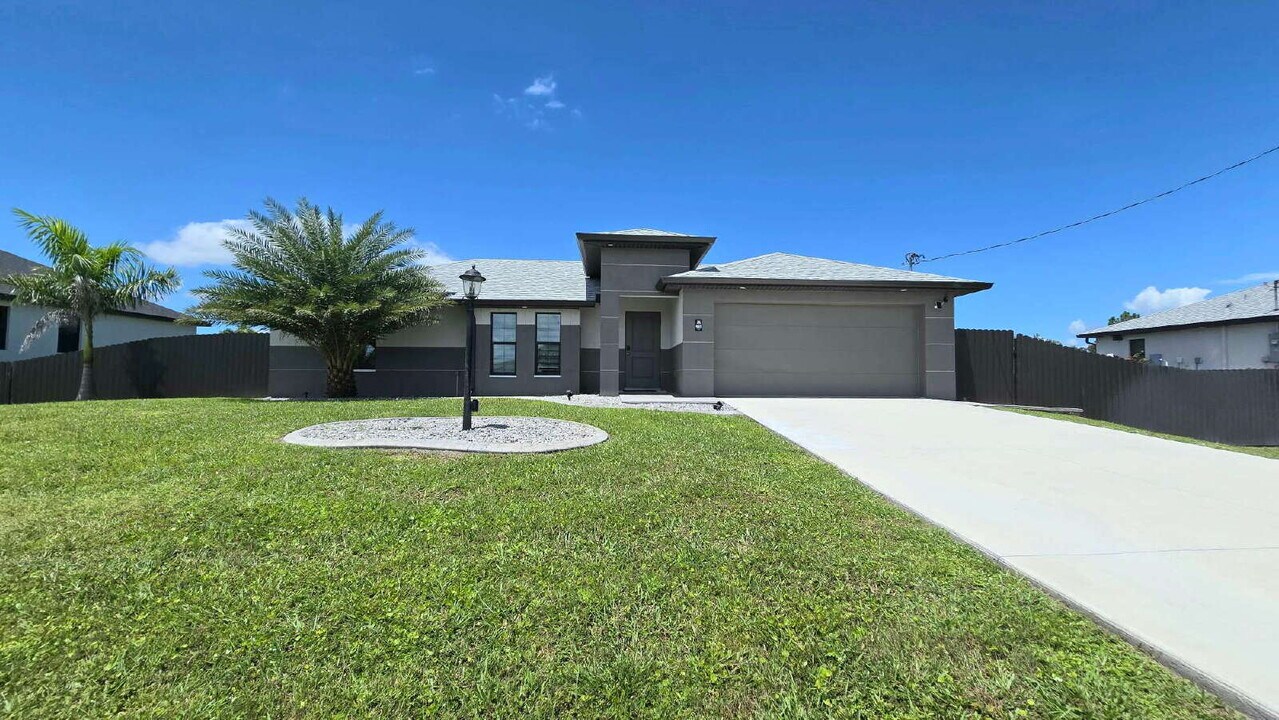 4020 NW 41st Pl in Cape Coral, FL - Building Photo