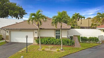 6011 Manchester Ln in Davie, FL - Building Photo