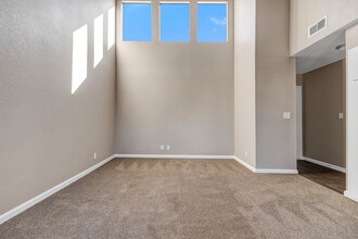 LAKESIDE APARTMENTS in Turlock, CA - Building Photo - Interior Photo