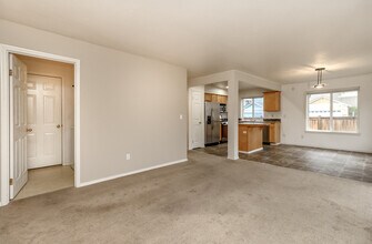 12805 169th St Ct E in Puyallup, WA - Foto de edificio - Building Photo