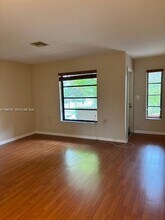 9050 Jacaranda Ln in Plantation, FL - Foto de edificio - Building Photo