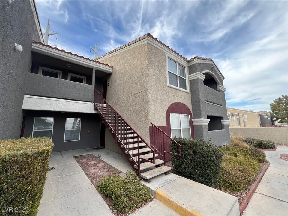 5055 W Hacienda Ave in Las Vegas, NV - Building Photo