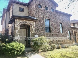 215 N College St in Georgetown, TX - Building Photo