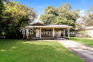 224 Thomason St in Madison, GA - Building Photo